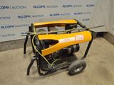 une machine jaune et noire posée sur un sol en béton