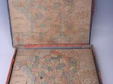 une valise contenant une carte, posée sur une surface blanche