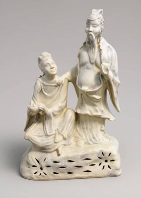 statue représentant un homme et une femme assis sur un rocher