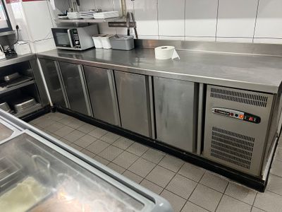 un grand comptoir en acier inoxydable dans une cuisine commerciale