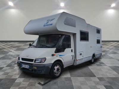 une photo d'un camping-car garé dans une pièce