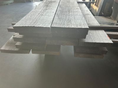 plusieurs morceaux de bois empilés les uns sur les autres dans un entrepôt