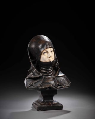 un buste sculpté représentant une femme portant un casque et un foulard