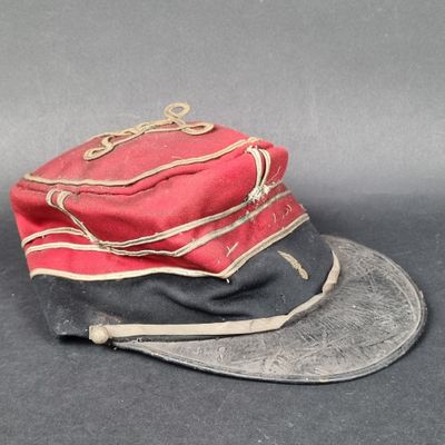 un chapeau posé sur un autre chapeau