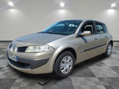 la photo d'une voiture garée dans un garage