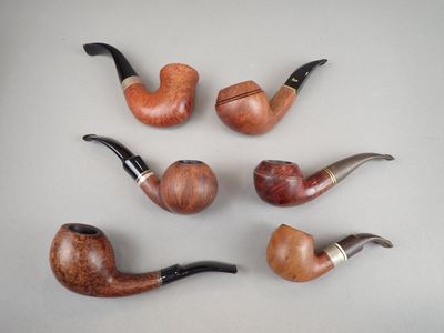 Six types différents de pipes sont alignés sur une table.