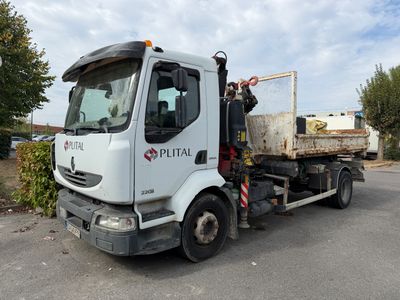 un camion blanc garé sur le parking