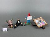 plusieurs figurines représentant des personnes tenant des pancartes et des images, posées sur une table