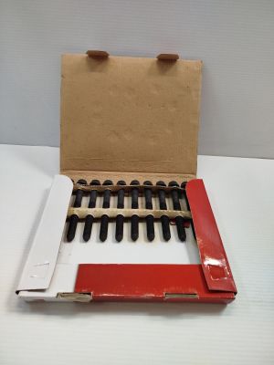 une boîte contenant un clavier, posée sur une table