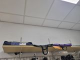 une étagère sur laquelle sont accrochés une paire de skis et un sac