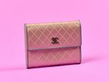 Portefeuille rose Chanel sur fond rose