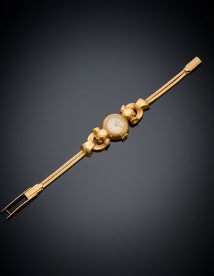 une image représentant un bracelet en or orné de perles sur fond noir