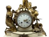 une horloge surmontée d'une statue