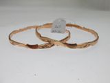 deux bracelets rigides de couleur dorée, ornés de motifs gravés
