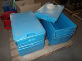 trois caisses bleues posées sur une palette en bois