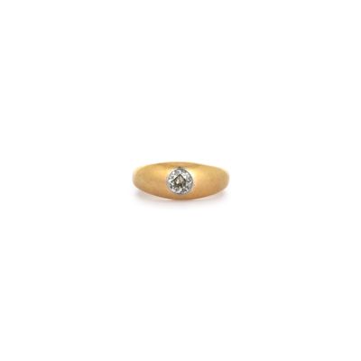 une bague en or surmontée d'un seul diamant