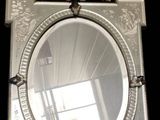 un miroir posé sur une table