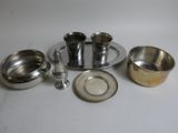 un plateau en argent sur lequel sont disposées des tasses et des soucoupes