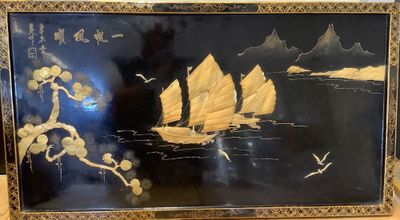 une photo d'une photo d'un bateau dans l'eau