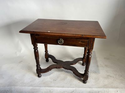 une vieille table en bois surmontée d'un tiroir