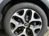 un gros plan sur le pneu d'une voiture sur la route
