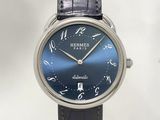 gros plan d'une montre-bracelet avec un cadran bleu