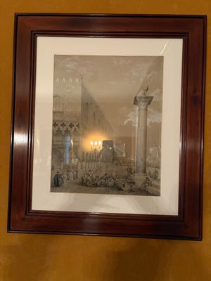 une photo d'une photo accrochée au mur