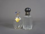 deux petites bouteilles en verre ornées de motifs dorés et bleus