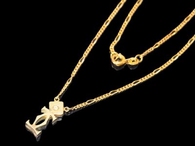 Gros plan sur un collier en or orné d'une croix