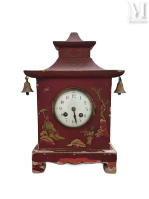 une horloge rouge surmontée d'une cloche