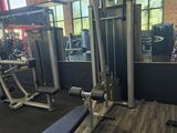 une image d'une salle de sport avec des équipements