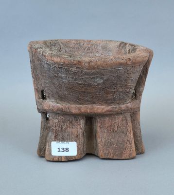 un petit bol en bois sur lequel est accrochée une étiquette