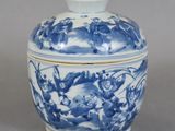 un vase bleu et blanc muni d'un couvercle orné d'une peinture