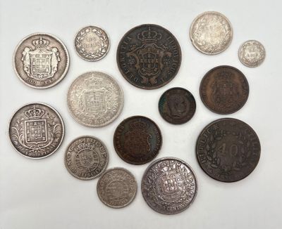 un assortiment de vieilles pièces de monnaie sur un fond blanc