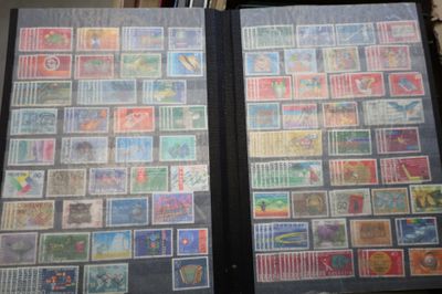 98 albums timbres oblitérés et non-oblitérés, vrac, étranger… - Photo 1