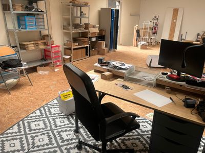 un bureau équipé d'un ordinateur et d'un écran, dans une pièce