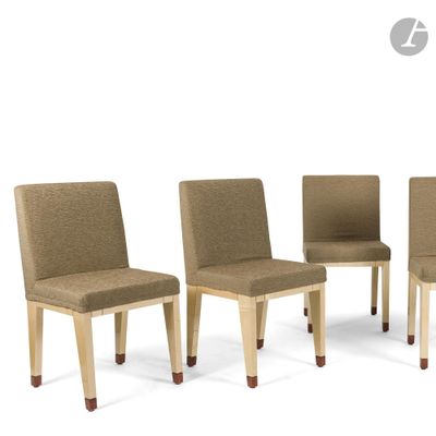 quatre chaises à pieds en bois et rembourrées, rembourrées, rembourrées, rembourrées, rembourrées