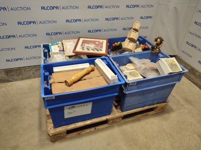 deux bacs bleus contenant des objets, posés sur une palette