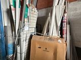 un tas d'objets métalliques dans un local de stockage