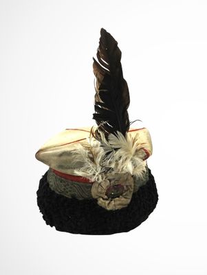 un petit chapeau surmonté d'une plume