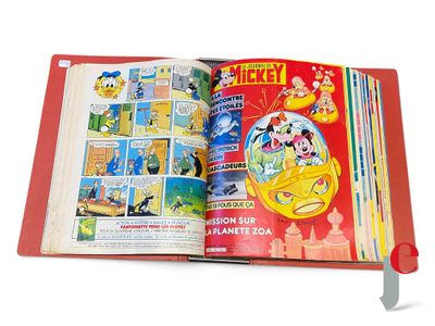 Livre d'histoires de Mickey Mouse, ouvert sur fond blanc, avec une couverture rouge