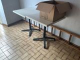 une boîte en carton posée sur une table, sur laquelle se trouve une autre boîte