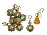 deux paires de boucles d'oreilles et une clochette sur fond blanc