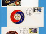 trois enveloppes avec des timbres et une photo d'une navette spatiale