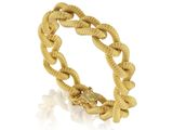 gros plan d'un bracelet en or sur fond blanc