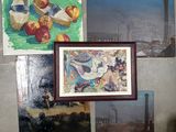 de nombreux tableaux accrochés au mur d'une pièce