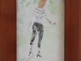 tableau représentant une femme tenant une raquette de tennis, dans un cadre en bois