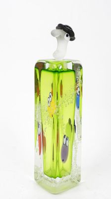 une bouteille en verre verte sur laquelle figure un personnage de dessin animé