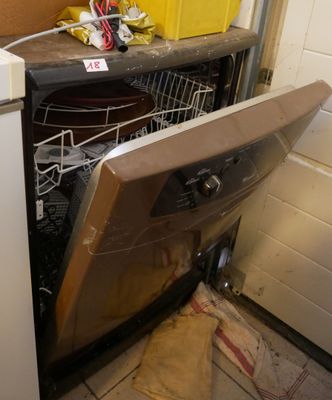une photo d'un lave-vaisselle dans une cuisine