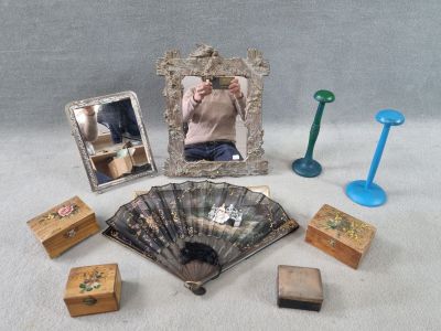 une photo d'un homme en train de prendre un selfie devant un miroir et un ventilateur